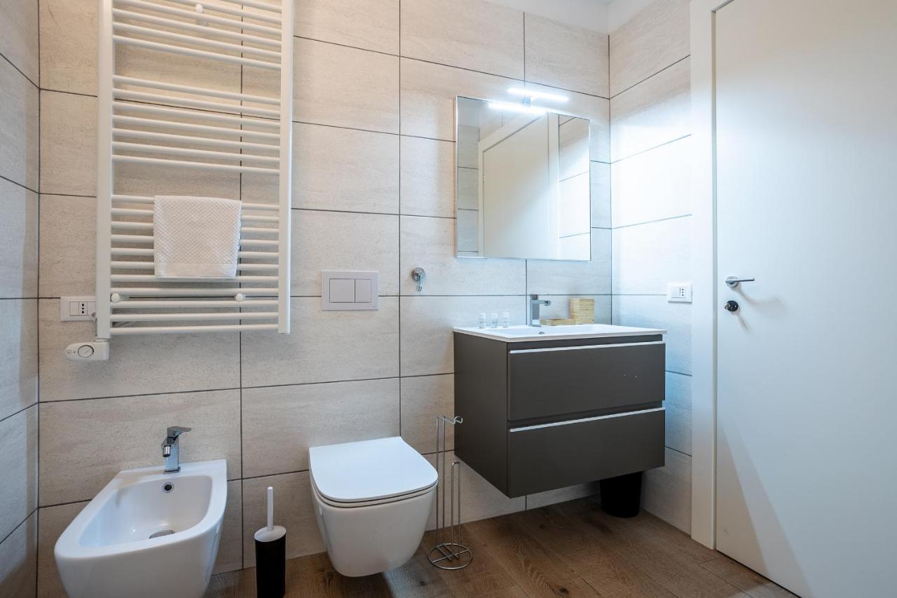 City Centre Apartment - 10 Minutes To Duomo - Free Wifi E Netflix Milan Bagian luar foto